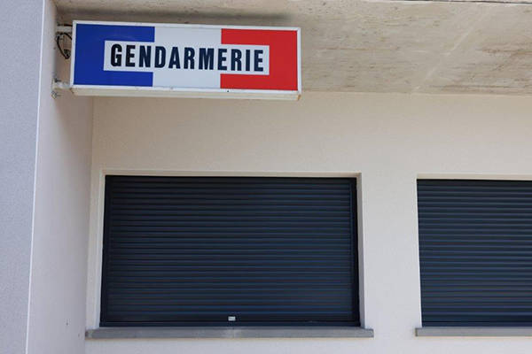 Deux fenêtres équipées de volets gris fermés, dans la galerie Thermobox VDF
