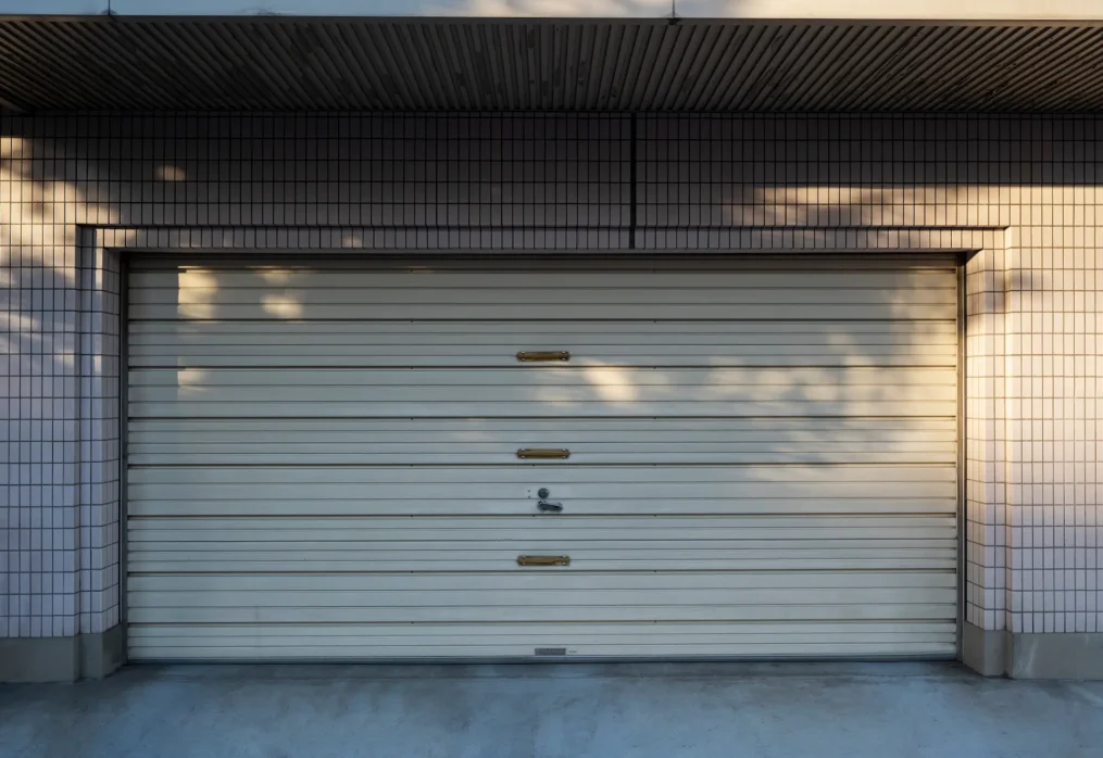Porte de Garage Sectionnelle vs Basculante : Comparatif Complet pour Choisir