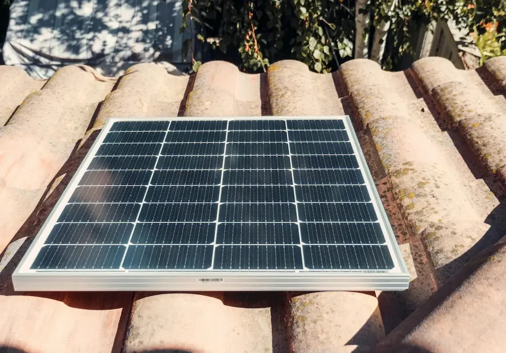 Motorisation solaire : fonctionnement, composants et conseils d&rsquo;installation
