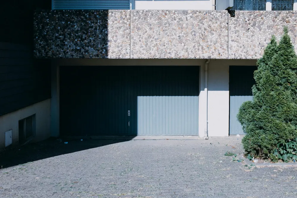 Motoriser une porte de garage existante : le guide complet