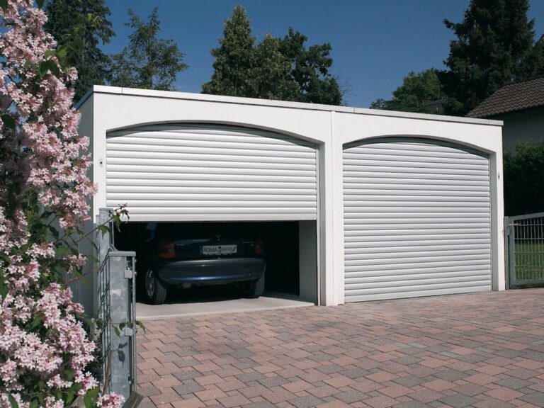 Deux portes de garage enroulables grises à lames horizontales