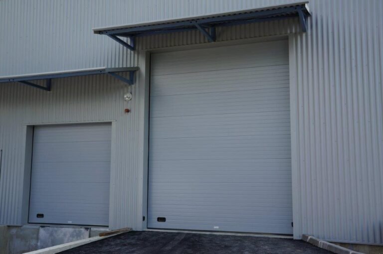 Portes sectionnelles industrielles sur un bâtiment d’activité