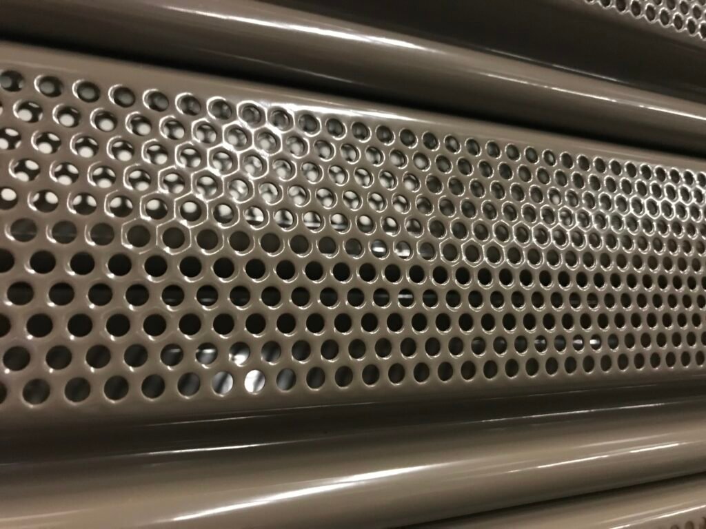 Perforations d'un tablier métallique photographié en détail