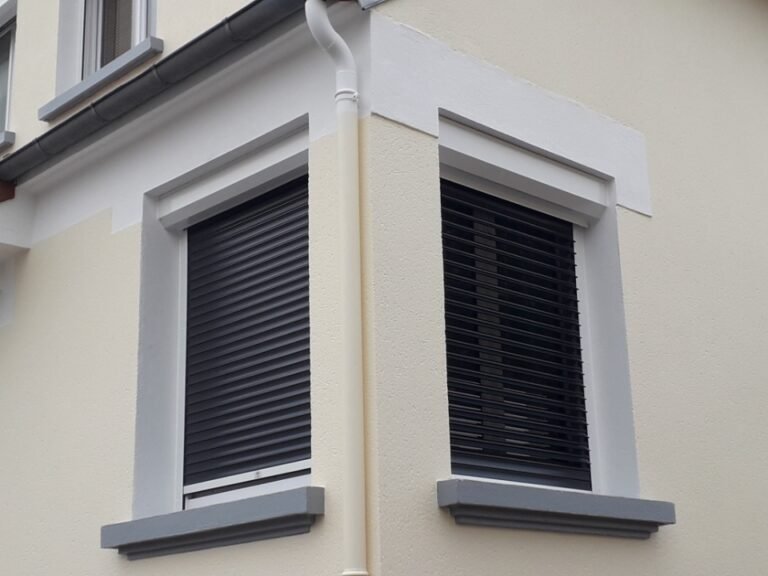 Volets roulants de rénovation sur une façade d’angle